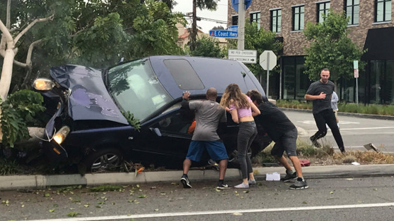 Περαστικοί απεγκλωβίζουν επιβάτες από τρακαρισμένο όχημα